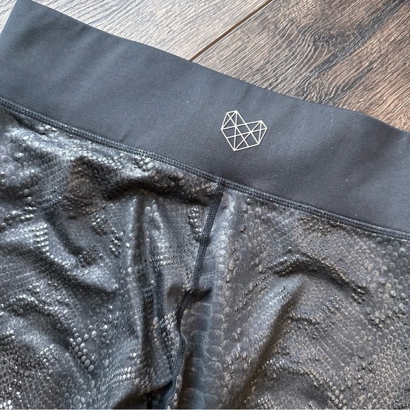 Pink Soda Sport leggings size large black snake skin - Picture 6 of 7